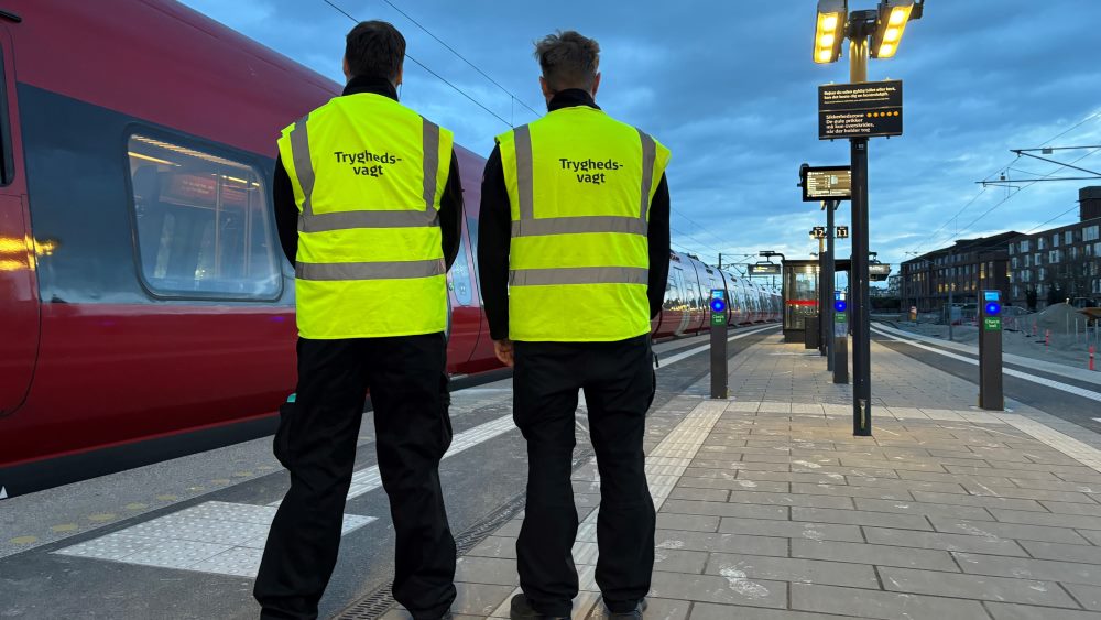 To tryghedsvagter på en s-togsstation